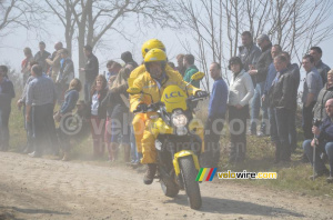 La moto LCL sur les pavés (579x)