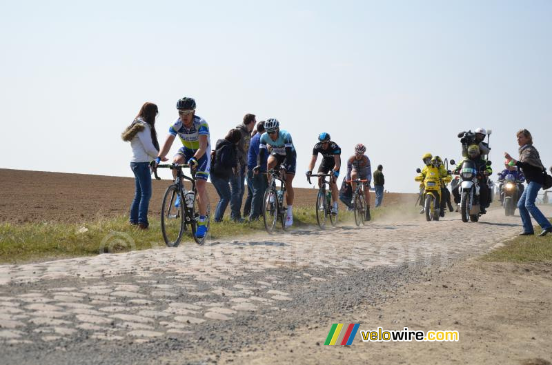 Breakaway on the cobbles Verchain/Quérenaing