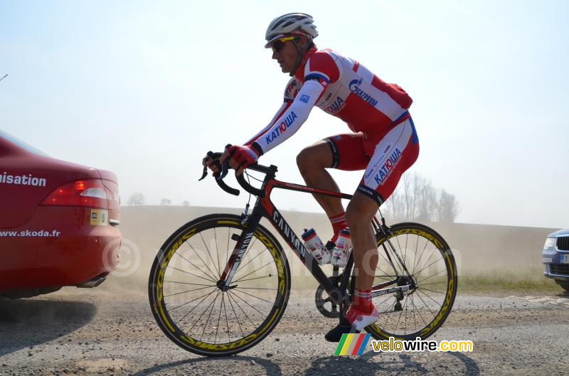 Gatis Smukulis (Katusha) dans la poussière (2)