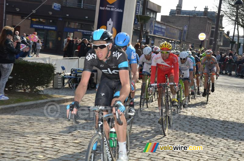 The peloton on the last cobble stones section