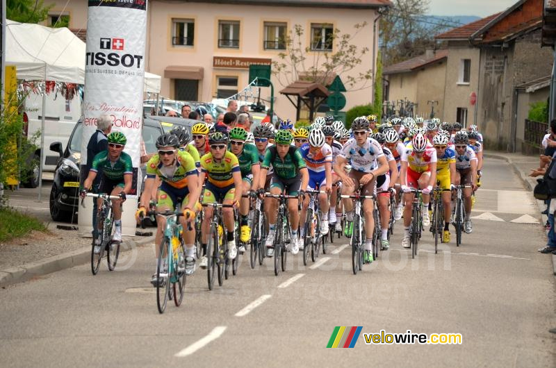 The peloton on the Côte de Maubec