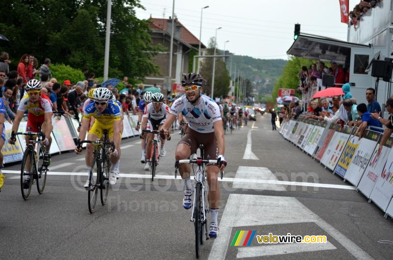 Adrien Legros (Chambéry CF) stays ahead of the peloton (2)