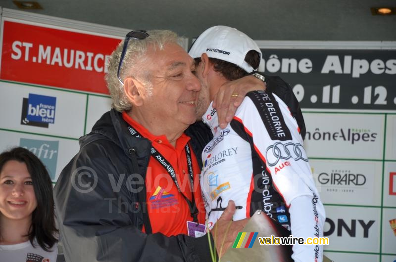 Frédéric Talpin (VC Caladois) congratulated by Serge Barle