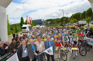 The peloton at the start (281x)