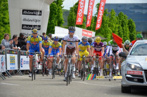 Le peloton au départ avec Jules Pijourlet (CCF) (331x)