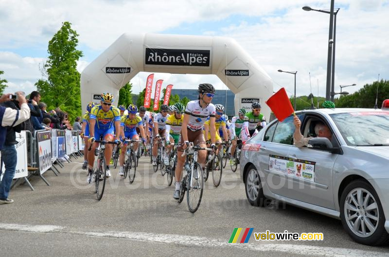 Het peloton aan de start met Jules Pijourlet (CCF) (2)