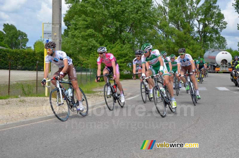 Het peloton aangevoerd door Adrien Legros (Chambry CF)