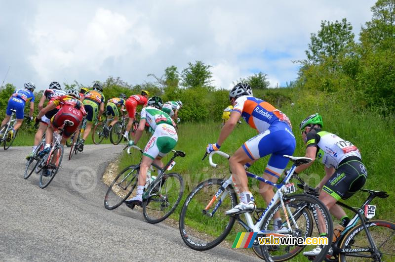 The chasing group goes  off on the Côte de Saint-Christophe-et-le-Laris