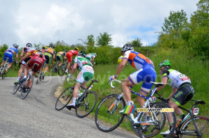 The chasing group goes  off on the Côte de Saint-Christophe-et-le-Laris (273x)