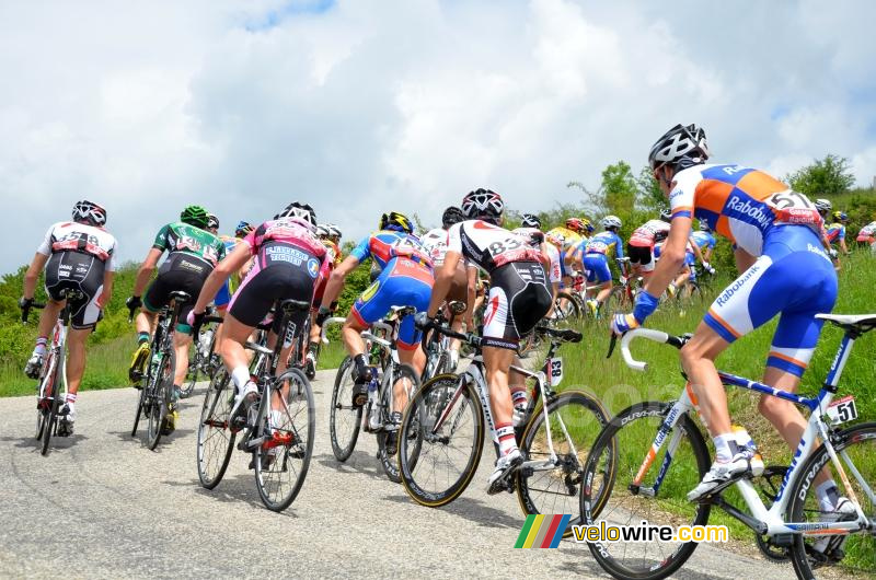 Le peloton s'en va sur la Côte de Saint-Christophe-et-le-Laris