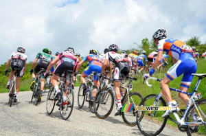 Le peloton s'en va sur la Côte de Saint-Christophe-et-le-Laris (256x)