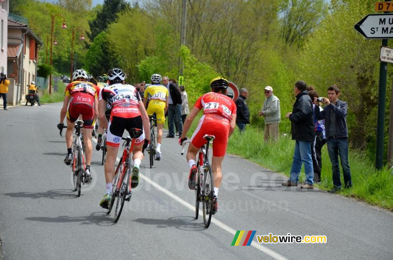 The breakaway goes off to the Côte de Roybon