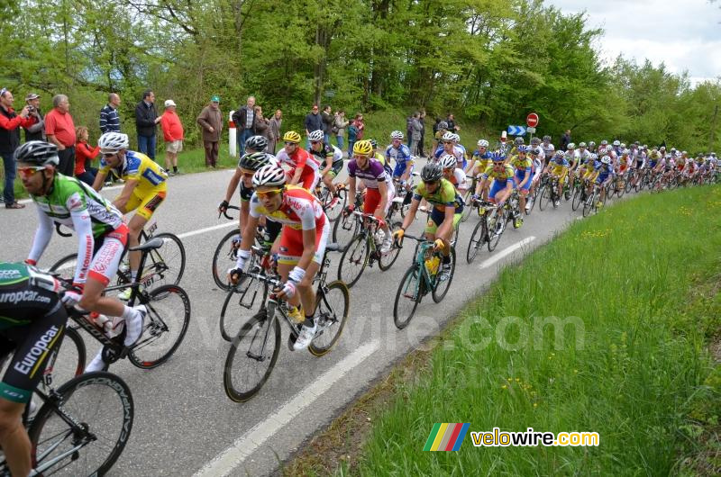 Le peloton sur le Col de la Croix de Toutes Aures (2)