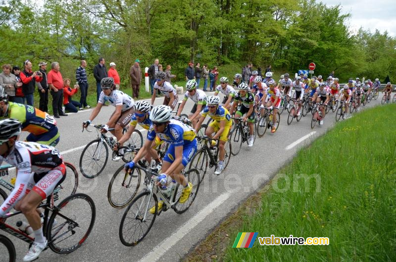 Het peloton op de Col de la Croix de Toutes Aures (4)