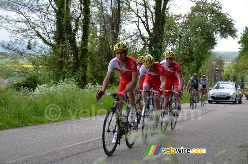 Les coureurs de Cofidis sur la Côte d'Arzay