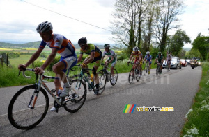 The rest of the leading group on the Côte d'Arzay (230x)