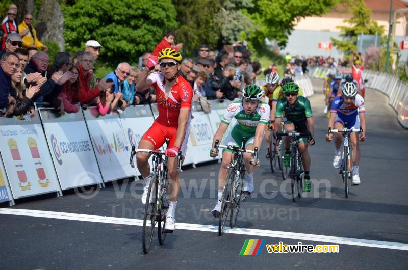 Nico Sijmens (Cofidis) wint de etappe voor Fabien Schmidt (Sojasun)