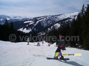 Everyone skiing (253x)