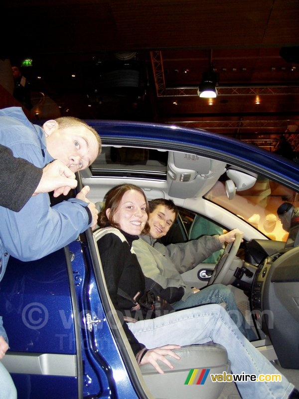 Florent, Virginie & Sébastien in een auto in de Renault showroom