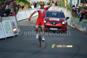 Nicolas Edet (Cofidis) celebrates Nico Sijmens' victory (367x)