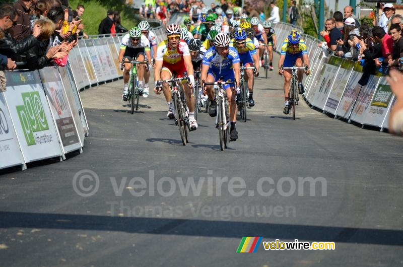 De sprint van het peloton gaat van start