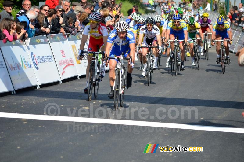 Clment Venturini (Vulco-Vaulx-en-Velin) wint de sprint van het peloton