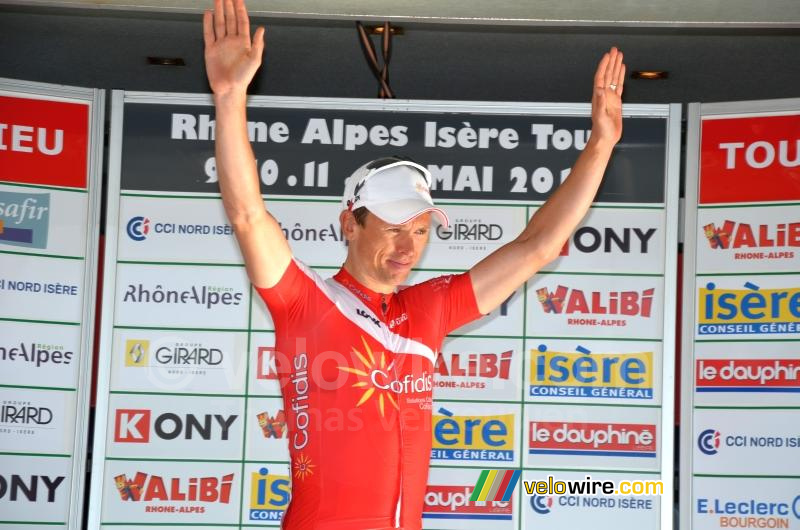 Nico Sijmens (Cofidis) met de handen in de lucht