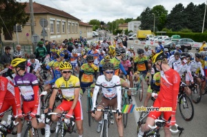 The peloton at the start in Charvieu-Chavagneux (271x)