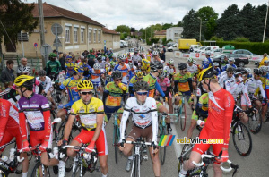 Le peloton au départ à Charvieu-Chavagneux (271x)