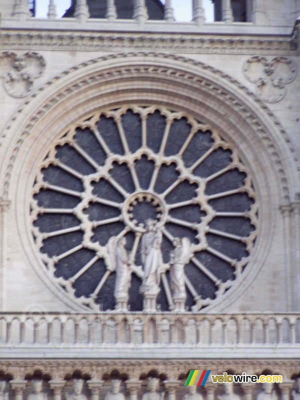 Detailfoto van het raam van de Notre Dame