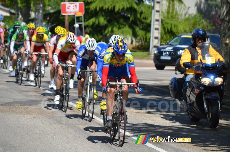 Het peloton op de eerste ronde op het circuit