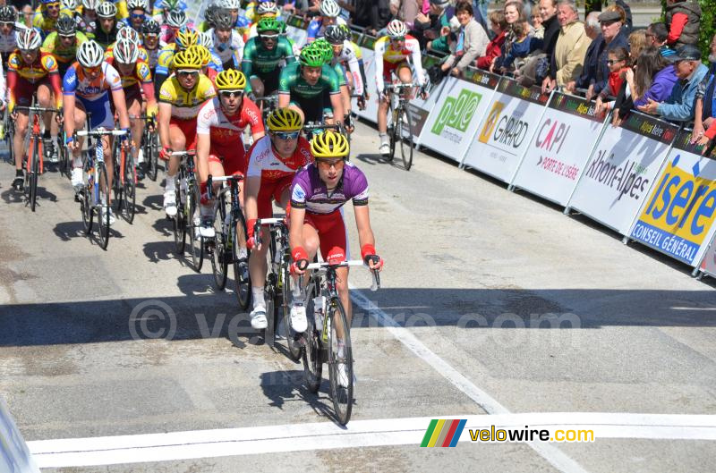 Nicolas Edet voert het peloton aan bij de 2de doorkomst over de finishstreep