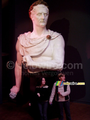 Virginie & Virginie in front of a statue (202x)
