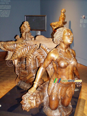 Wooden statues of a boat (200x)