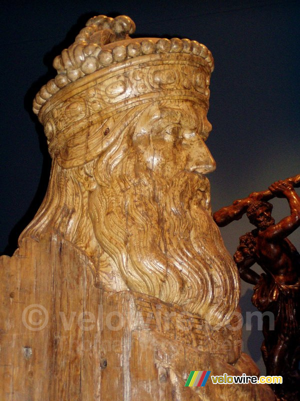 Une statue en bois d'un bateau