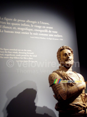 A wooden statue of a boat (194x)