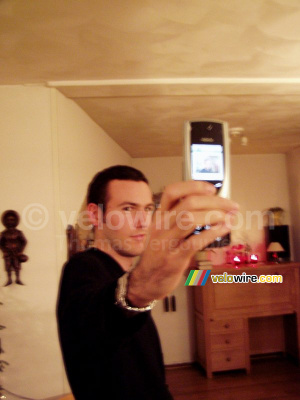 Bernard prend une photo de lui-même avec un téléphone mobile (210x)