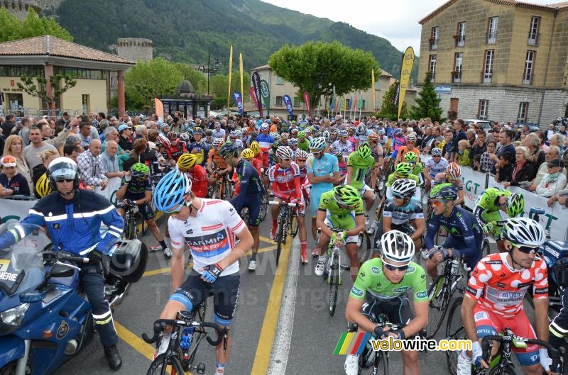 The peloton at the start in Sisteron