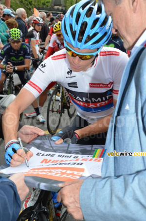 Rohan Dennis signs the start flag (228x)