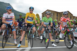 The distinctive jerseys at the start (341x)
