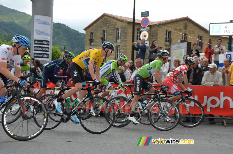 The distinctive jerseys at the start (2)