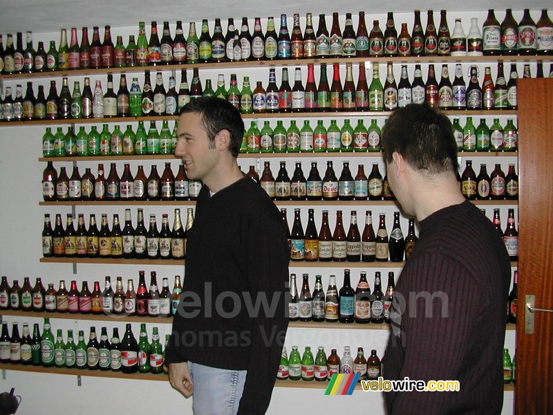 Bernard & Stefan devant ma collection de bouteilles de bière