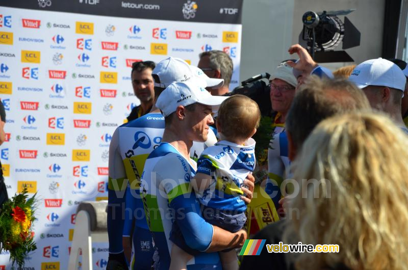 Simon Gerrans (Orica-GreenEDGE) met zijn zoontje