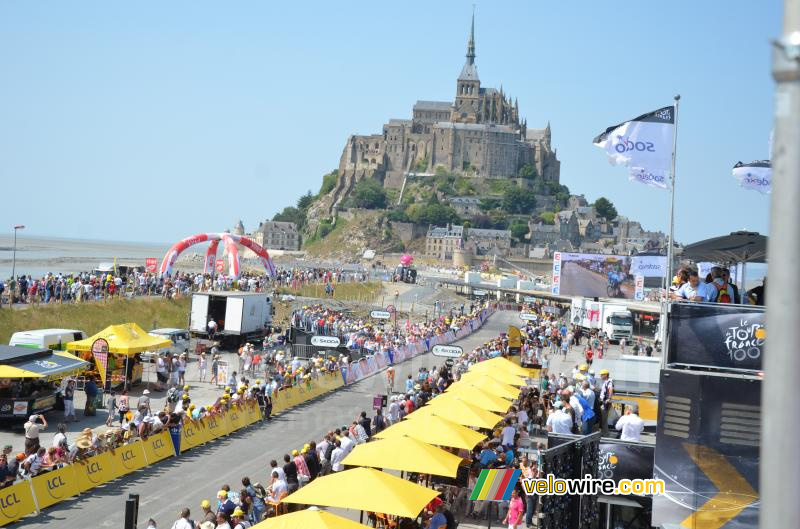 Mikel Astarloza devant le Mont Saint-Michel