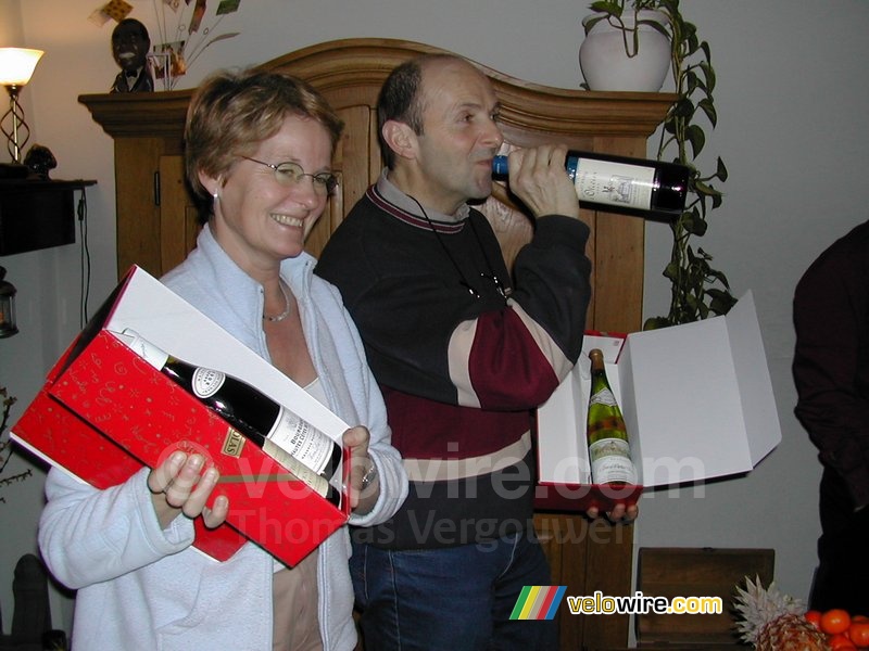 Mes parents avec le vin qu'ils ont eu en cadeau