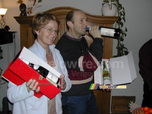 Mes parents avec le vin qu'ils ont eu en cadeau (208x)