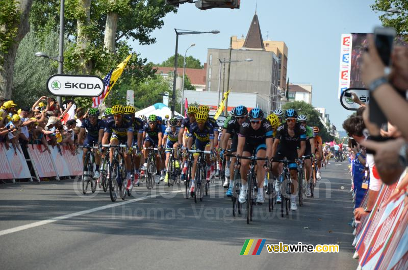 Het peloton met de gele trui op 7'17