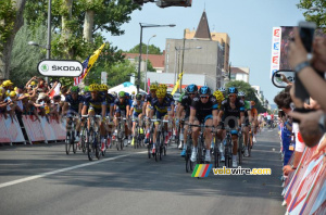 Le peloton maillot jaune à 7'17' (287x)