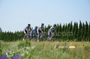 Part of the Orica-GreenEDGE team passes Grignan on the rest day (486x)