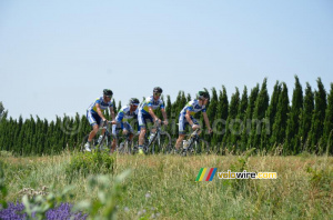 Part of the Orica-GreenEDGE team passes Grignan on the rest day (724x)